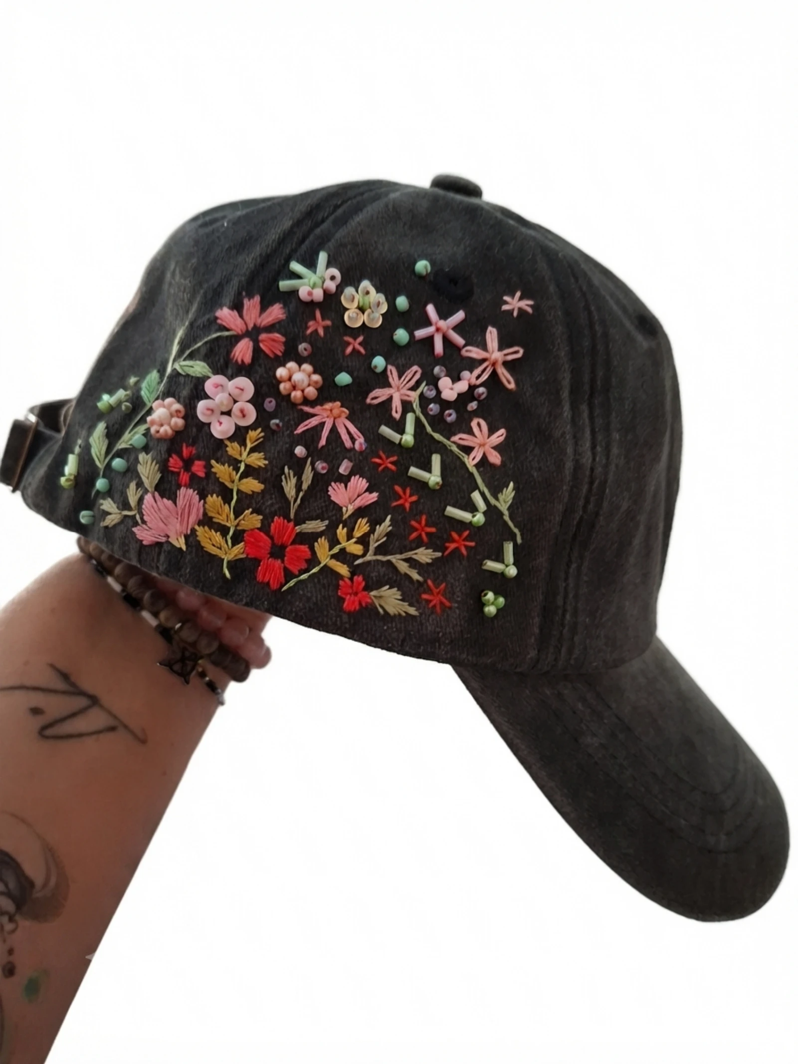 Hand-embroidered black cap with flowers and beads – photo 4
